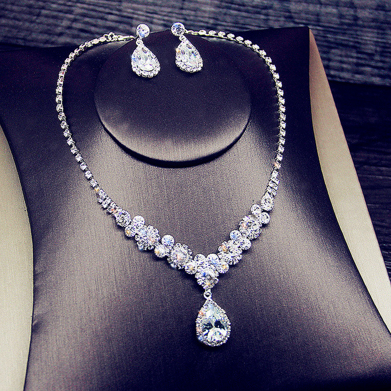 Zircon sparkling, a must-have for weddings! Women’s necklace and earring set, elegantly paired with wedding dresses, exquisite accessories for dinners and banquets